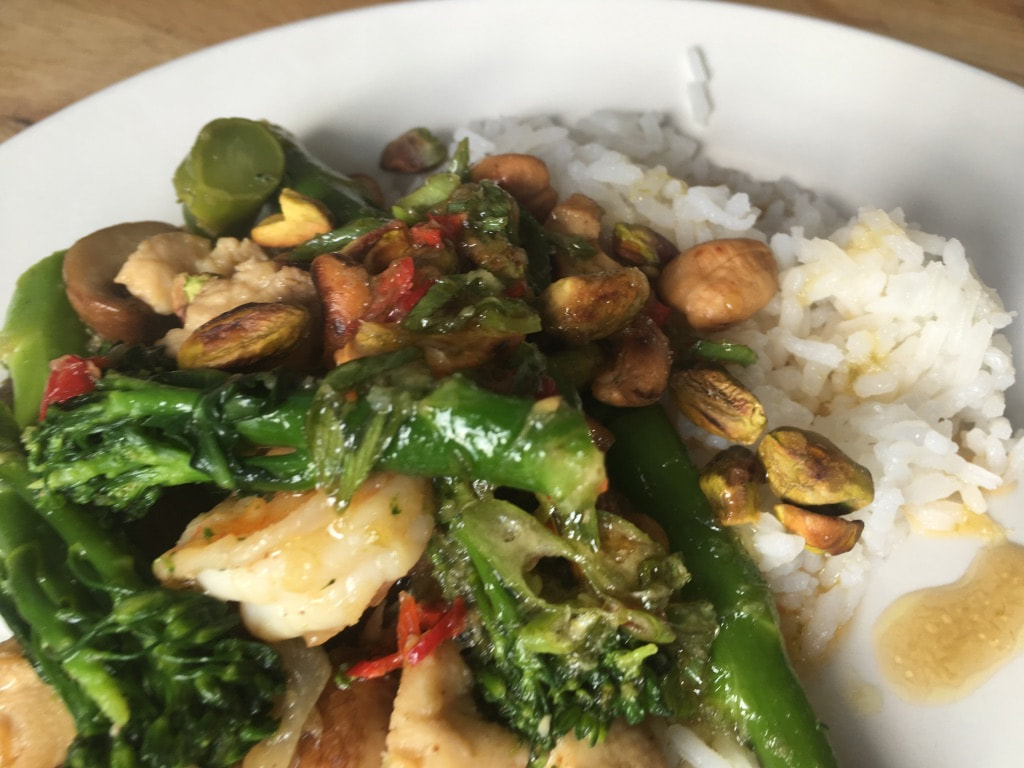 Asperge broccoli met gamba's, kip en een Thaise dressing